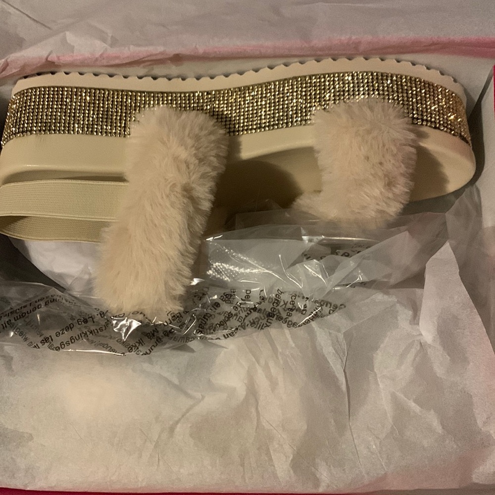 BRAND NEW Shoedazzle Sandals with Fur